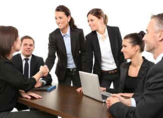 Czym się różni umowa o pracę od umowy o pracę tymczasowa?