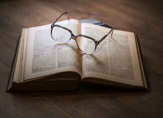 W jaki sposób ilość posiadanych informacji wpływa na podejmowanie decyzji?