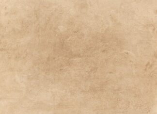 Czym różni się strukturą od klasy?